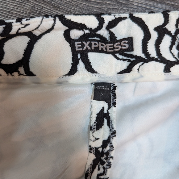 Express Size 2 Shorts Black Floral Embroidered Flowers Ivory Hot Dress - Picture 6 of 6